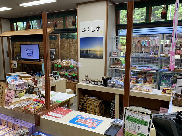 売店レジにアクリル板設置