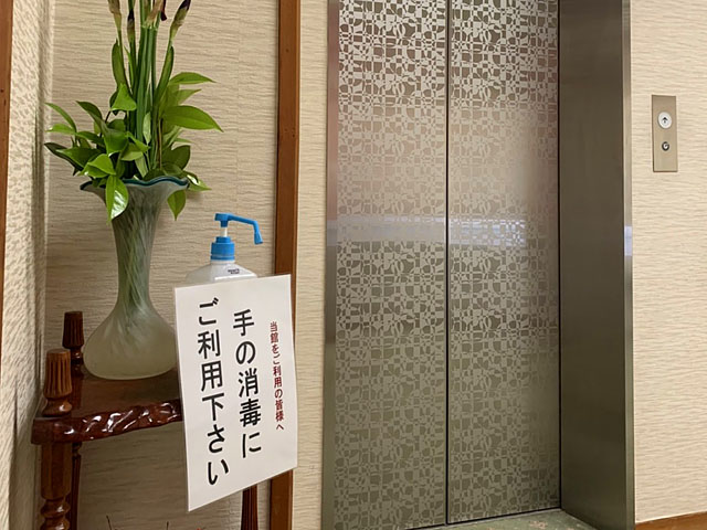 エレベーター前に消毒液設置