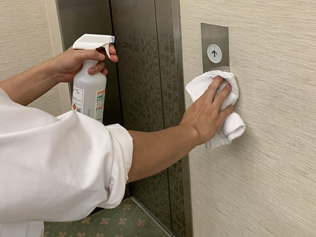 エレベーターのボタン清掃