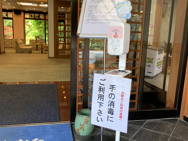 玄関前に消毒液設置